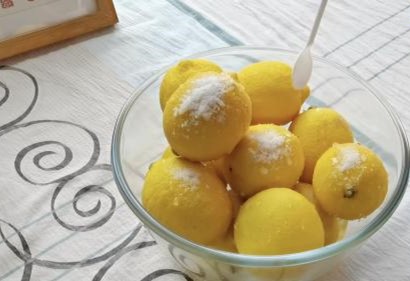 用鹽粒搓洗檸檬照片