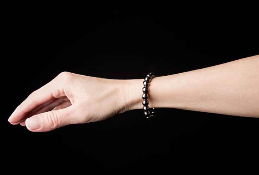 黑膽石手鏈戴右手會更有利於負面能量從身體排出