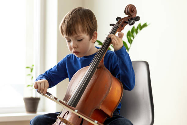在學大提琴的兒童