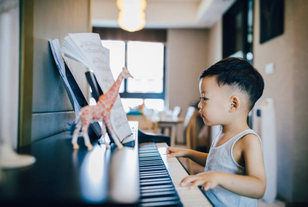 在學鋼琴的幼兒