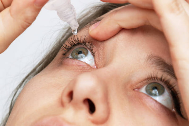 有乾眼症的人士可以通過滴人工淚水來濕潤眼睛，預防角膜炎