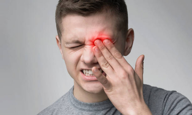 角膜炎症狀包括眼睛疼痛發紅