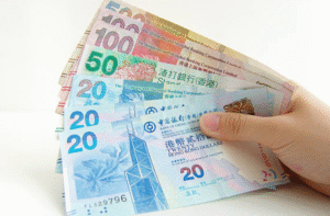 手中拿著港幣,香港年金發放